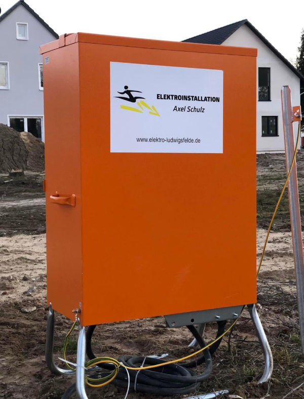 Der typisch orangene Baustromkasten von Elektroinstallation Axel Schulz. Das Unternehmen bietet die Vermietung von Baustrom an und liefert rund um Berlin und Brandenburg.